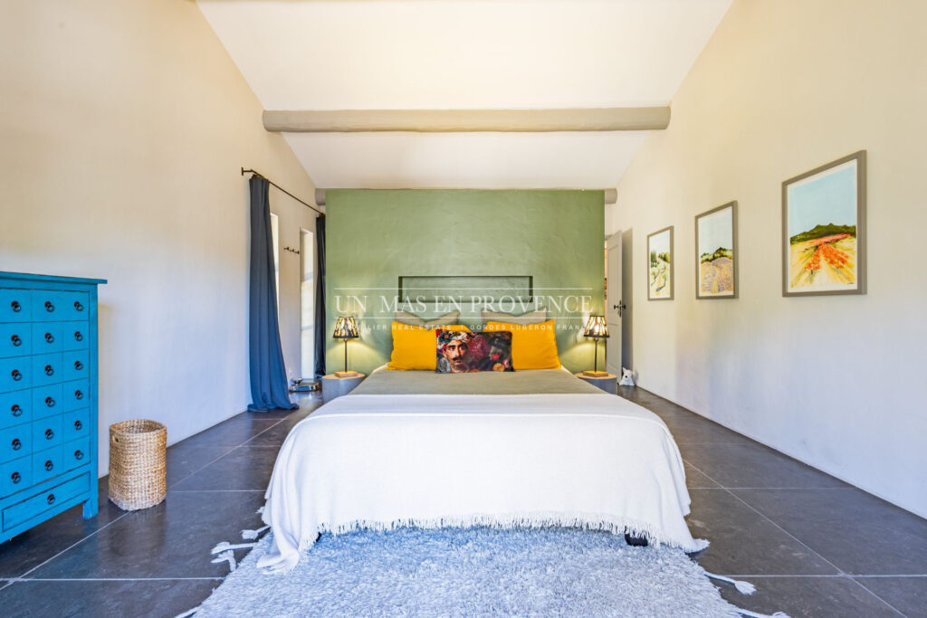 Mas contemporain de prestige avec piscine à débordement au coeu – NR pièces – 5 chambres – 253.00 m²