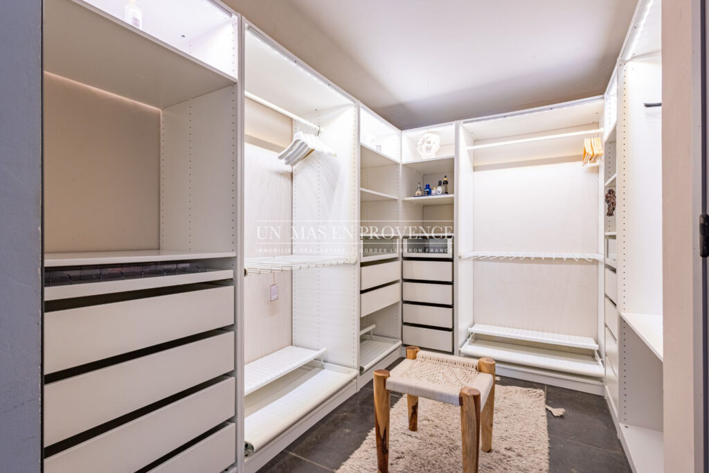 Mas contemporain de prestige avec piscine à débordement au coeu – NR pièces – 5 chambres – 253.00 m²