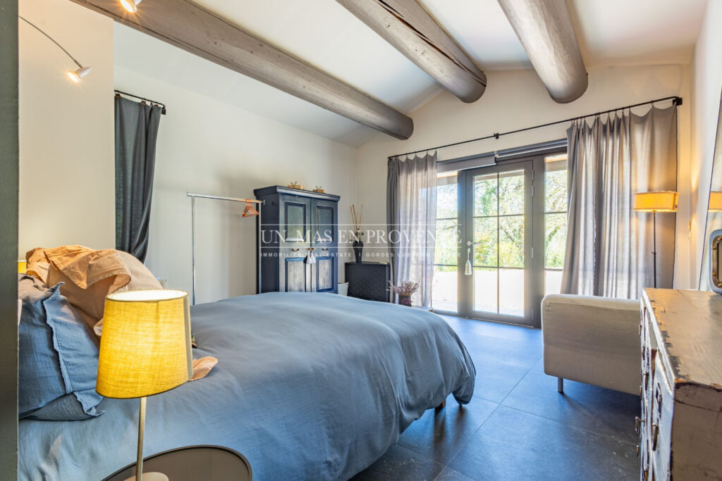 Mas contemporain de prestige avec piscine à débordement au coeu – NR pièces – 5 chambres – 253.00 m²