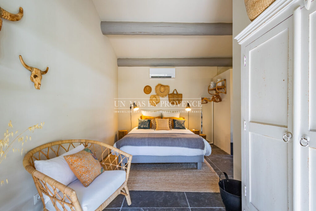 Mas contemporain de prestige avec piscine à débordement au coeu – NR pièces – 5 chambres – 253.00 m²