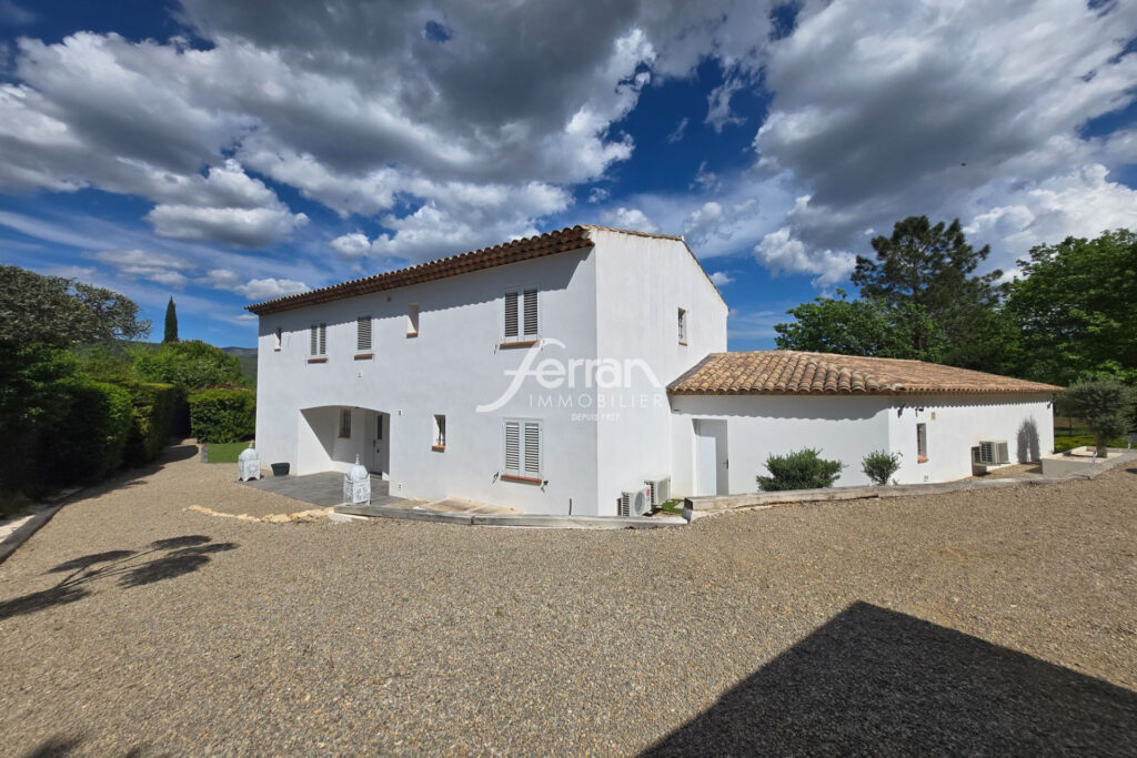 À vendre à Salernes propriété chambres d&rsquo;hôtes et gîtes avec p – 15 pièces – 11 chambres – 430.00 m²