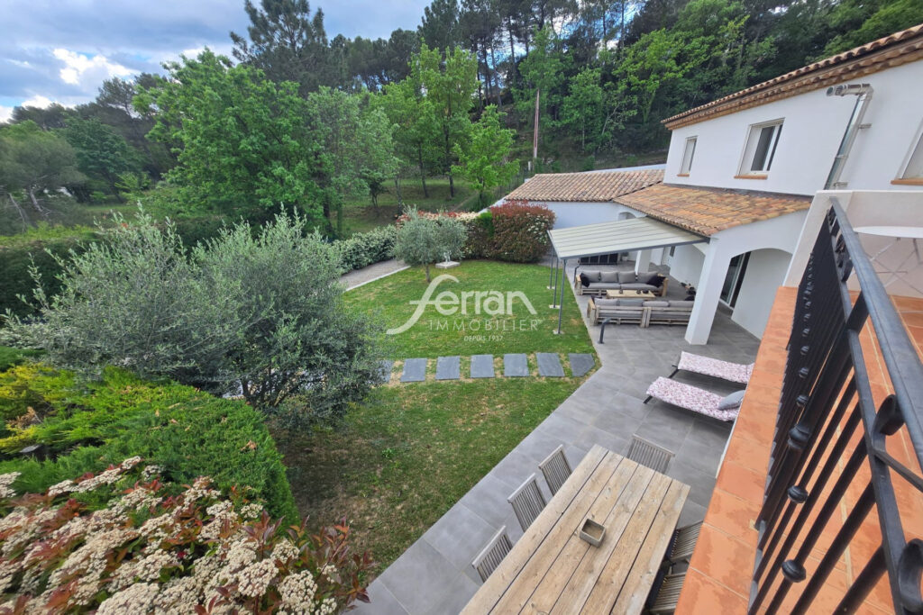 À vendre à Salernes propriété chambres d&rsquo;hôtes et gîtes avec p – 15 pièces – 11 chambres – 430.00 m²