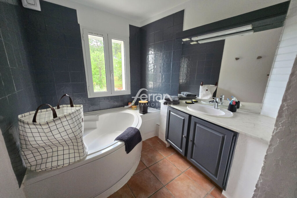 À vendre à Salernes propriété chambres d&rsquo;hôtes et gîtes avec p – 15 pièces – 11 chambres – 430.00 m²