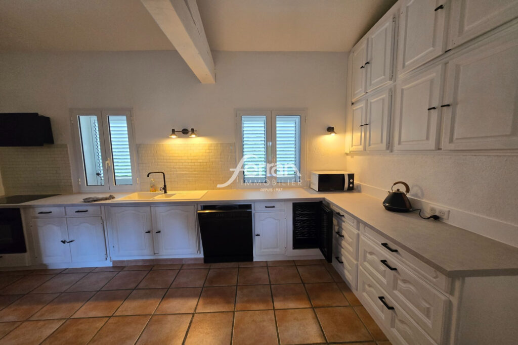 À vendre à Salernes propriété chambres d&rsquo;hôtes et gîtes avec p – 15 pièces – 11 chambres – 430.00 m²