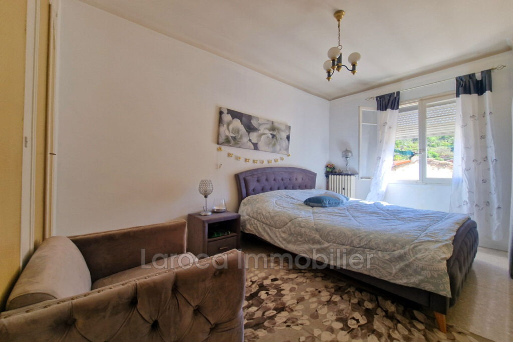 Maison de village spacieuse avec terrasses et garages ?  175 m – 6 pièces – 4 chambres – 175.00 m²