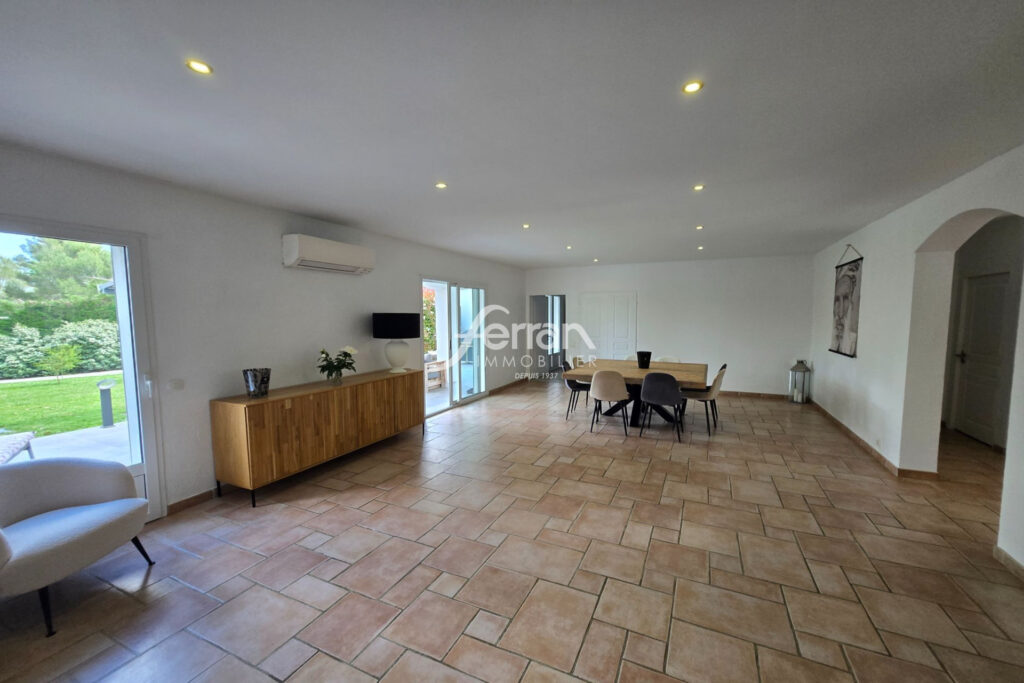 À vendre à Salernes propriété chambres d&rsquo;hôtes et gîtes avec p – 15 pièces – 11 chambres – 430.00 m²