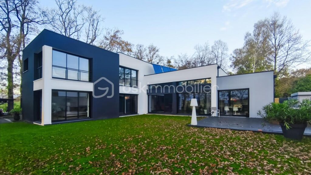 Maison d’architecte contemporaine lumineuse de 281m² proche du bourg de Chavagne – 6 pièces – 5 chambres – 281 m²