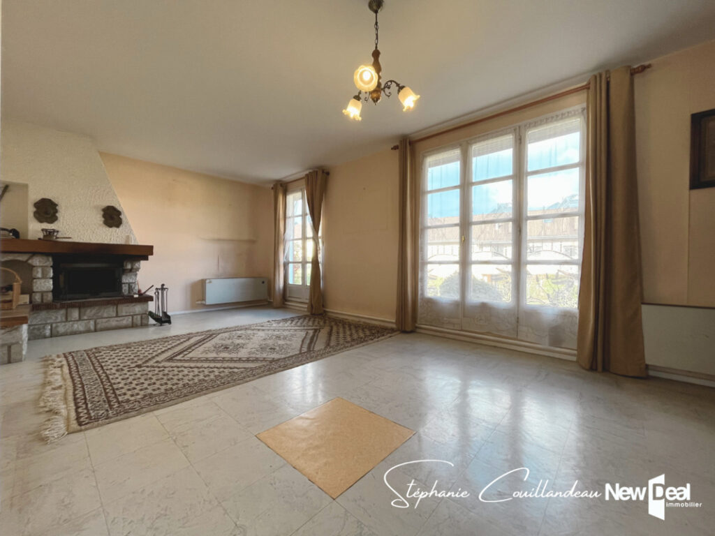 Grande maison à rénover sur grand terrain plat sur les hauteurs d’Aix les Bains – 7 pièces – 5 chambres – 177 m²