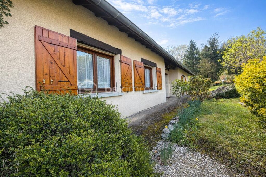 Maison familiale 183 m² avec piscine, grand terrain et vue nature – Rovon à proximité immédiate de Vinay – 6 pièces – 4 chambres – 183 m²