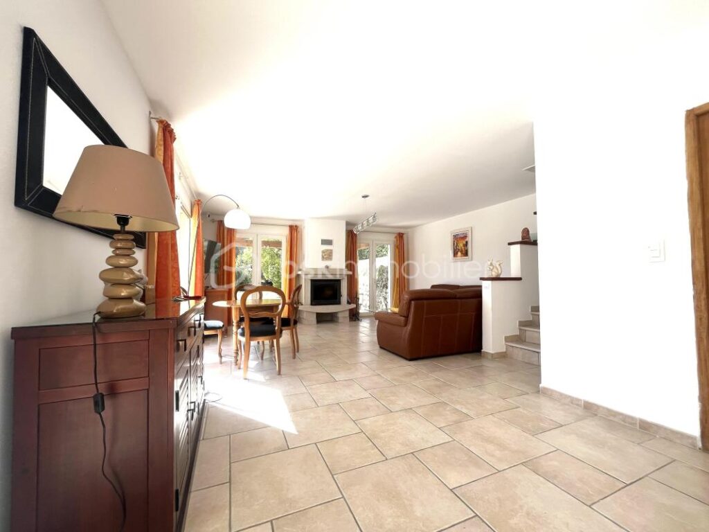 VILLA T4 + T2 – Saint Paul En Forêt – Vue exceptionnelle, au calme avec un fort potentiel ! – 6 pièces – 4 chambres – 145 m²