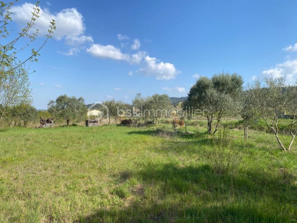 Coup de coeur pour cette magnifique parcelle constructible et viabillisée de 2318m² – Vue imprenable sur l&rsquo;arrière pays – NR pièces – NR chambres – 2318 m²