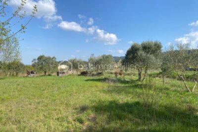 Coup de coeur pour cette magnifique parcelle constructible et viabillisée de 2318m² – Vue imprenable sur l&rsquo;arrière pays – NR pièces – NR chambres – 2318 m²