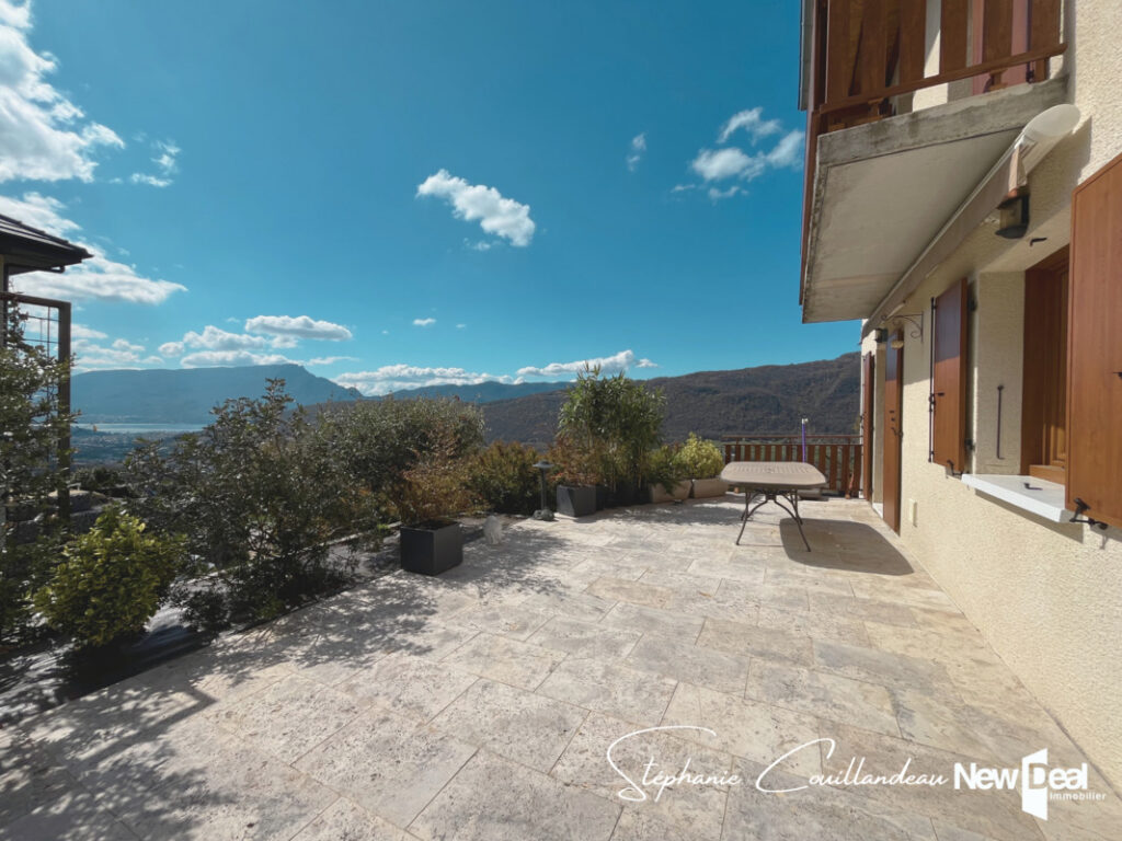 Jolie maison en parfait état avec grand terrain, piscine et belle vue lac à Grésy sur Aix – 5 pièces – 4 chambres – 119 m²