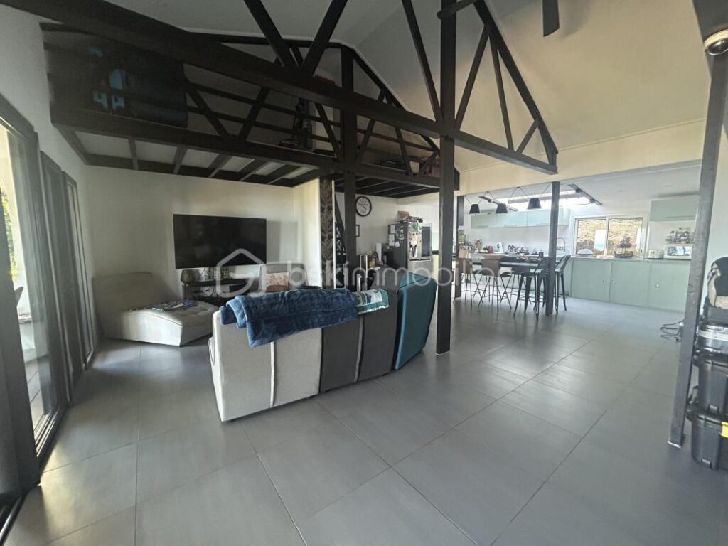 Maison de plain-pied de 181 m² sur un terrain de 1058 m² à Bellepierre – 5 pièces – 4 chambres – 136 m²