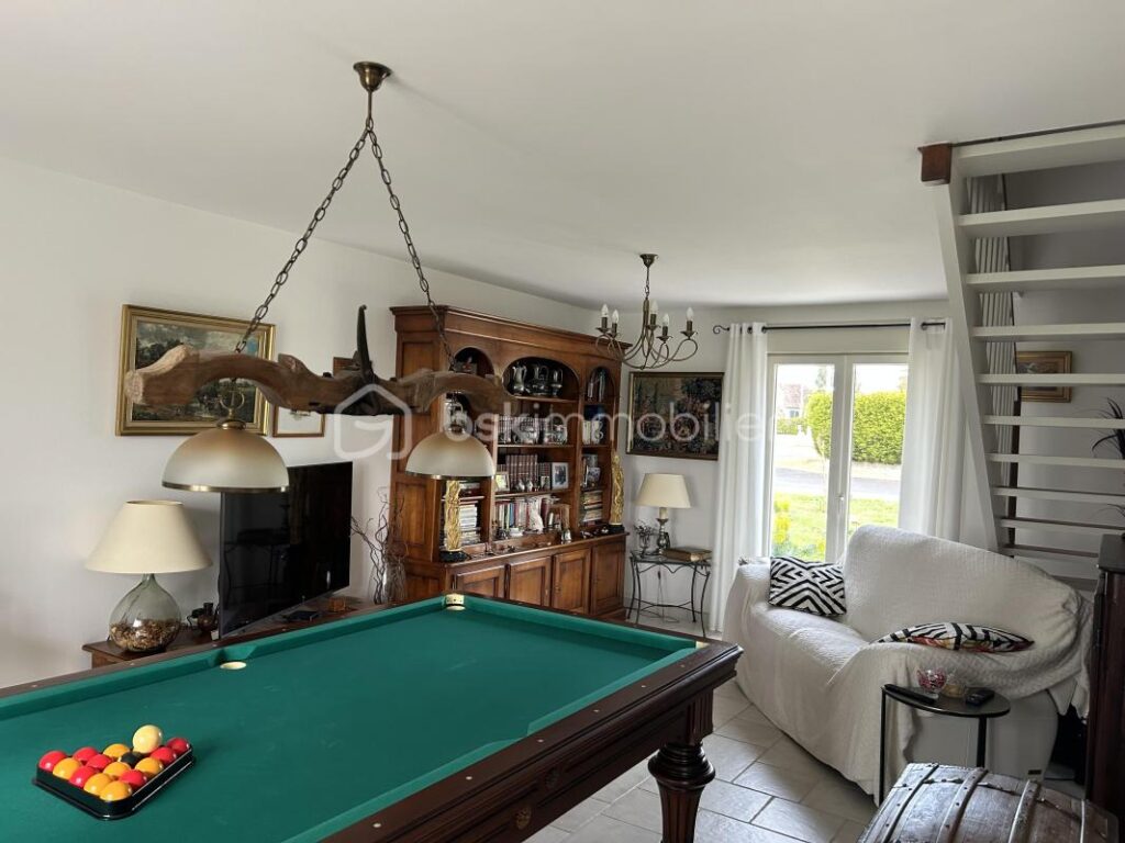 Maison spacieuse et lumineuse de 145m² avec terrasse agréable – 7 pièces – 3 chambres – 145 m²