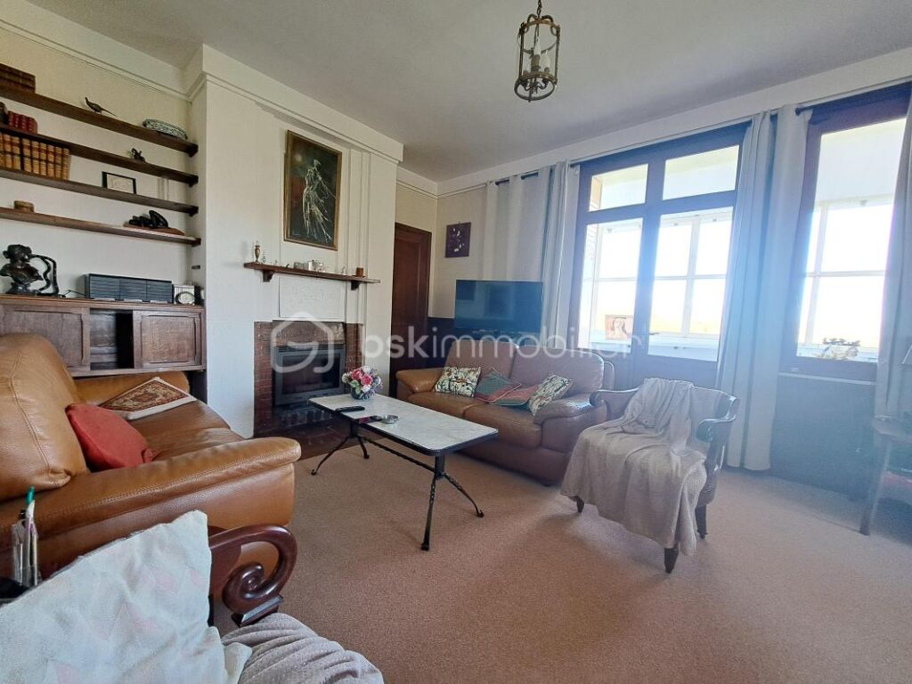 PROPRIETE DE CARACTETRE AVEC DEPENDANCE SUR ENVIRON 3750 M² DE TERRAIN DANS UN ENVIRONNEMENT CALME – 10 pièces – 7 chambres – 222 m²