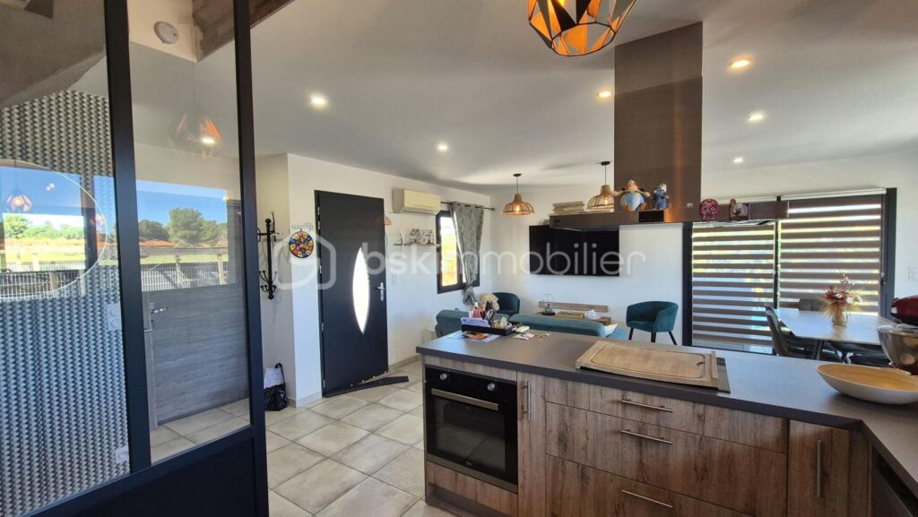 A VENDRE VILLA TROIS FACES DE 96M² SUR TERRAIN DE 394M A SAINT CYPRIEN – COTE VILLAGE – EN IMPASSE – TROIS CHAMBRES – DEUX PIECES D EAU – DEUX TOILETTES – BUANDERIE – PISCINE – TERRASSE – PROCHE DES ECOLES DES COMMERCES ET DES PLAGES – 5 pièces – 3 chambres – 96 m²