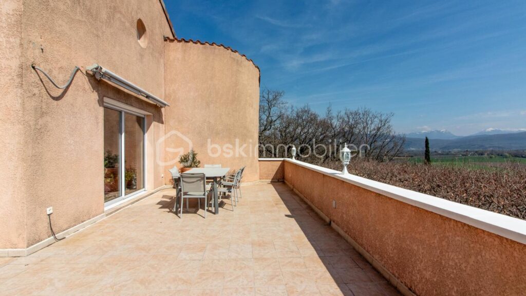 Vue panoramique 180° – Position dominante – À 15 min de Montélimar – 6 pièces – 4 chambres – 194 m²