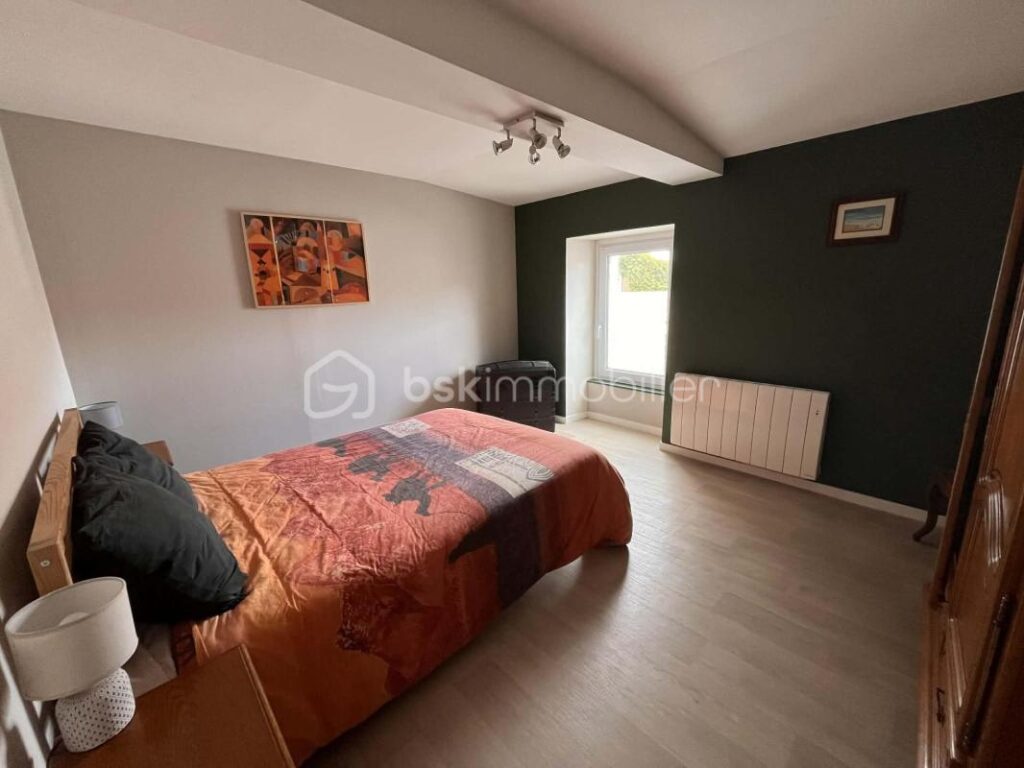 Maison 5 chambres sur jardin clos – GESTE – 260 000 € HAI – 8 pièces – 5 chambres – 166 m²