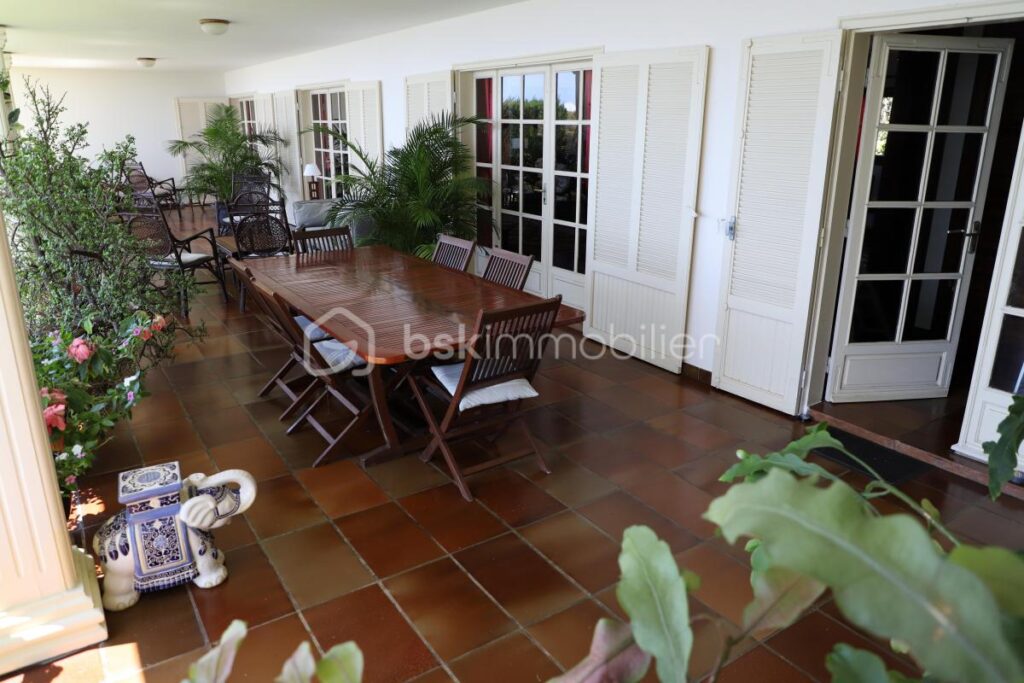 ✨ Villa d’exception avec vue mer – La Montagne (97417) – 7 pièces – 5 chambres – 350 m²