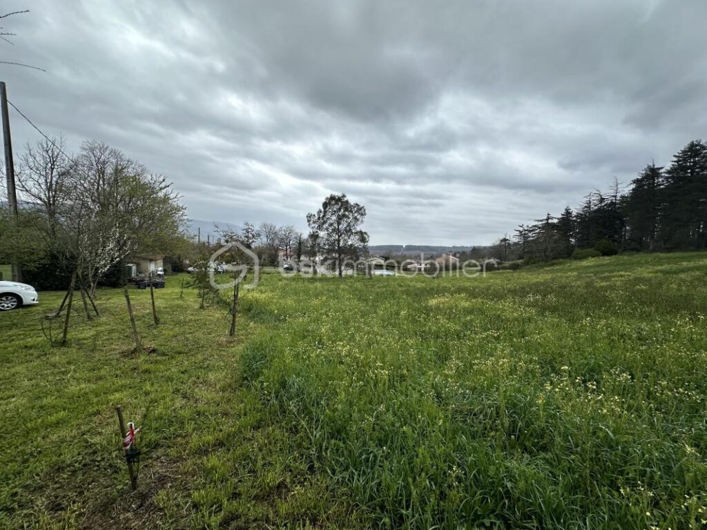 🏡 Terrain constructible avec projet de maison – cadre exceptionnel – NR pièces – NR chambres – 3200 m²