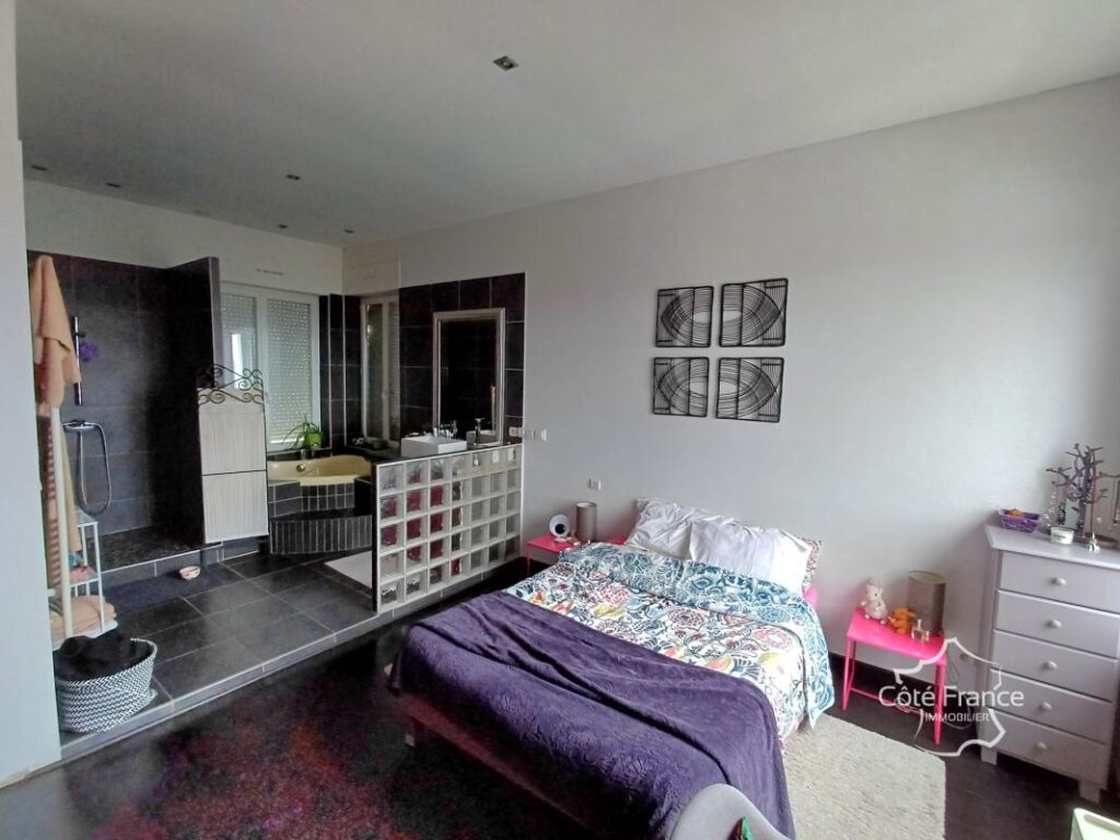 Loft de 129 m2 entièrement rénové, comprenant 4 pièces, dont – 4 pièces – 3 chambres – 129 m²