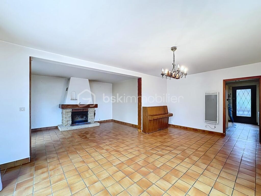 🏡 Maison familiale 7 pièces – 152 m² habitables – CLAIX – 6 pièces – 5 chambres – 152 m²