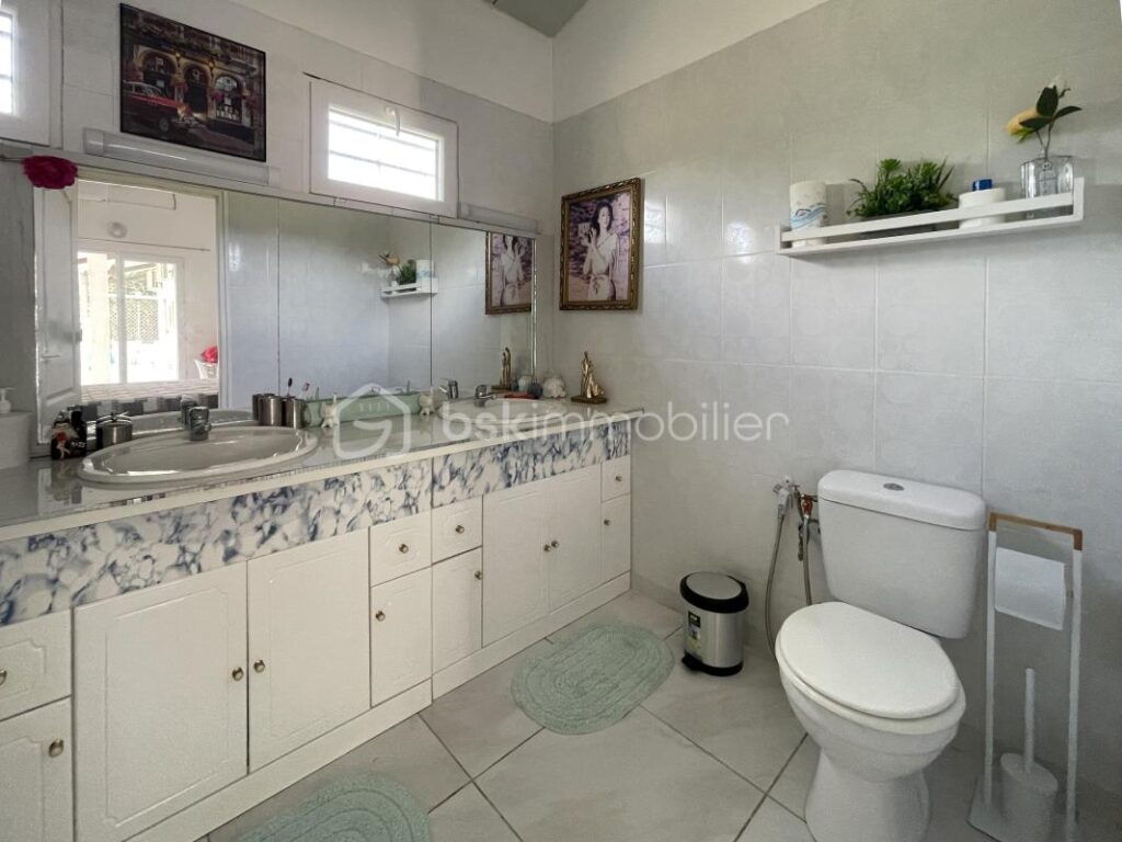 97310 – KOUROU – PROPRIÉTÉ D’EXCEPTION SUR 2,6 HECTARES – MAISON 5 PIÈCES – PISCINE – SUITE PARENTALE – 3 CHAMBRES DE 21 m² AVEC SALLE D’EAU & WC – TERRAIN VIABILISÉ – ZONE AGRICOLE – IDÉAL PROJET AUTONOME, VIVRIER OU ÉCOLOGIQUE – 5 pièces – 4 chambres – 250 m²