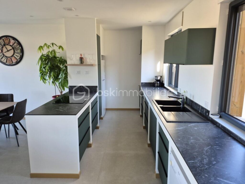 Ensemble Immobiler d&rsquo;exception composé de deux maisons neuves contemporaines + un terrain constructible en Haute Provence : Ideal investisseur – 12 pièces – 8 chambres – 300 m²