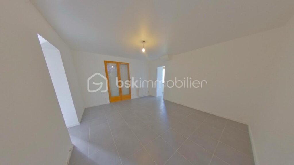 Longère de 92 m² sur 4065 m² de terrain – 6 pièces – 3 chambres – 92 m²