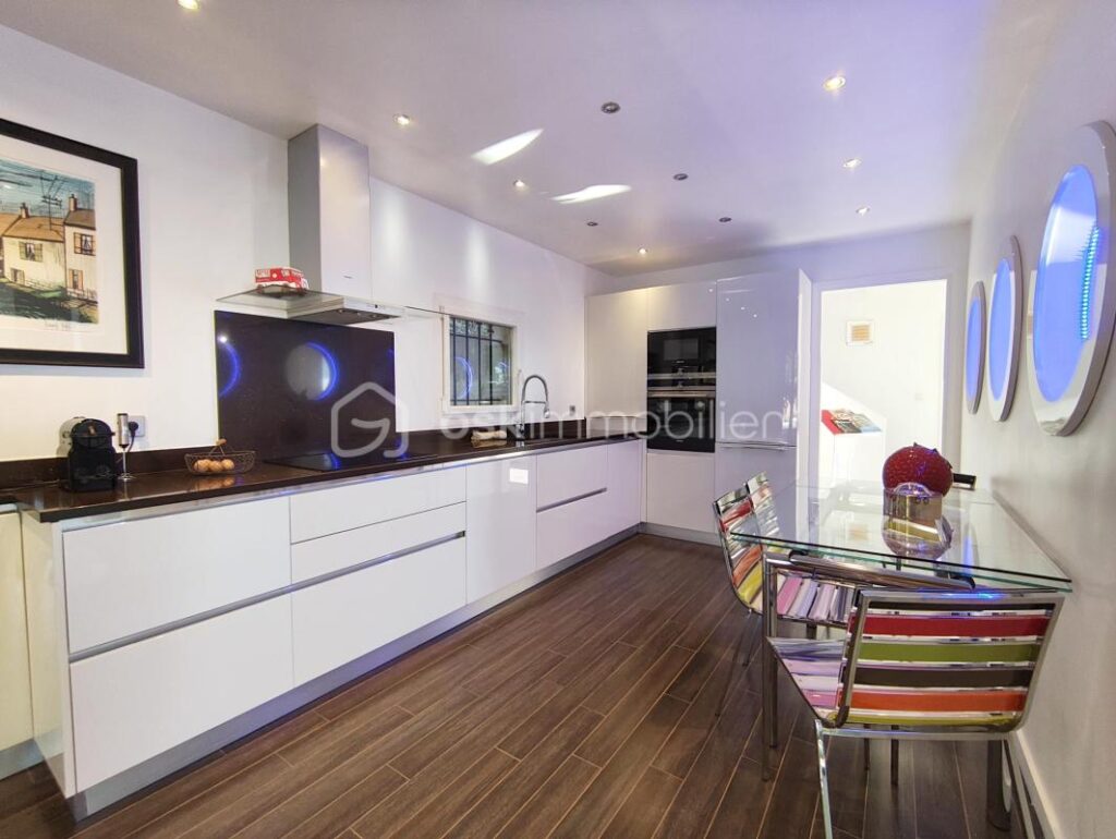 Villa d&rsquo;exception 270m², 2 appartements, piscine, vue – 7 pièces – 5 chambres – 264 m²