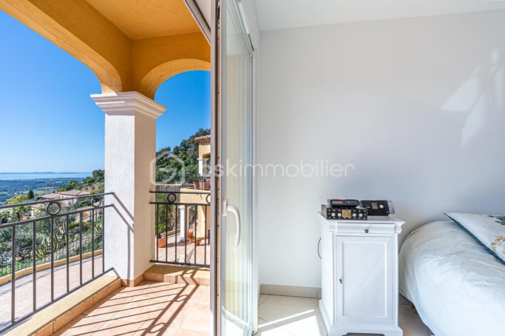 Belle propriété de 230 m² avec vue mer panoramique sur les îles d&rsquo;or – Piscine et ascenseur – 6 pièces – 4 chambres – 230 m²