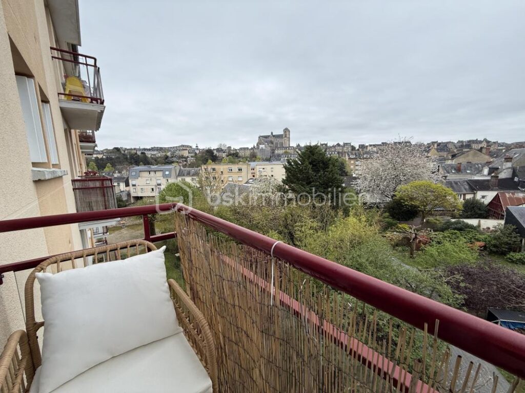 Appartement T3 d’environ 70 m² avec balcon, cave, parking libre et cadre verdoyant – 3 pièces – 2 chambres – 70 m²