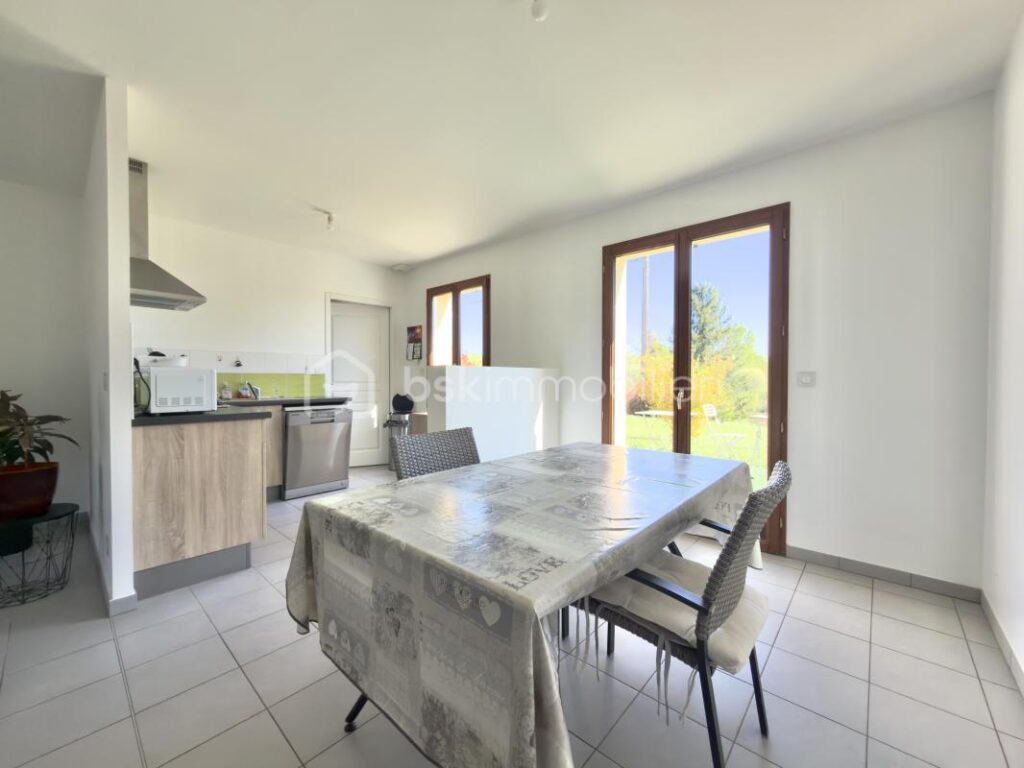 Maison contemporaine de plain-pied – Lumineuse – Grand terrain – 4 pièces – 3 chambres – 89 m²