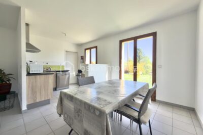 Maison contemporaine de plain-pied – Lumineuse – Grand terrain – 4 pièces – 3 chambres – 89 m²
