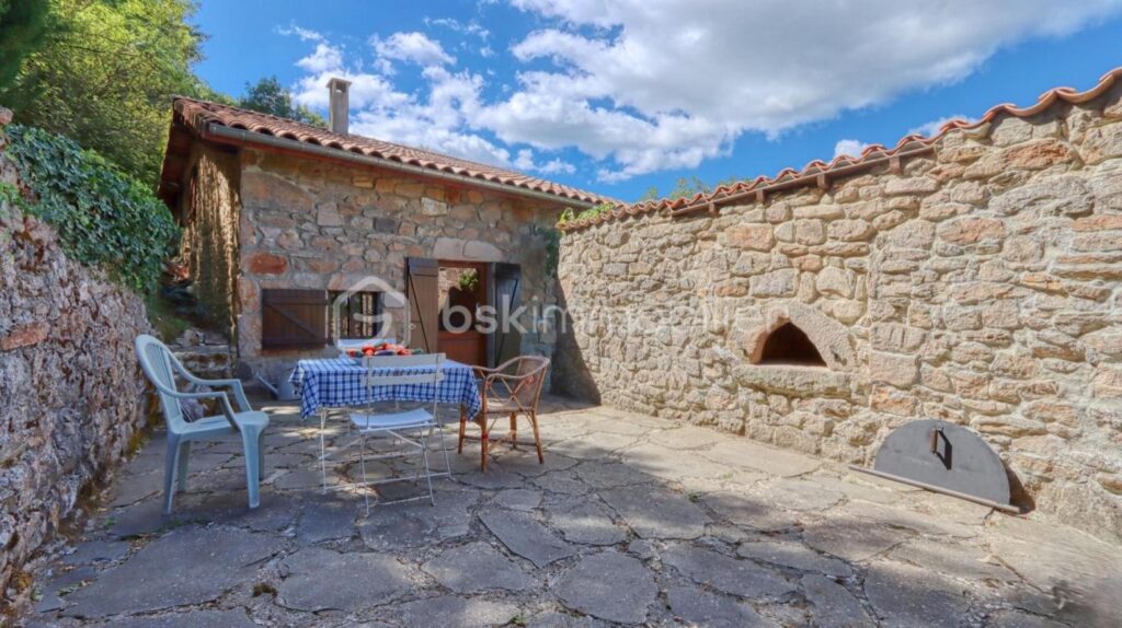 Ferme ardéchoise en pierres avec vue panoramique et châtaigneraie centenaire – 6 pièces – 4 chambres – 171 m²