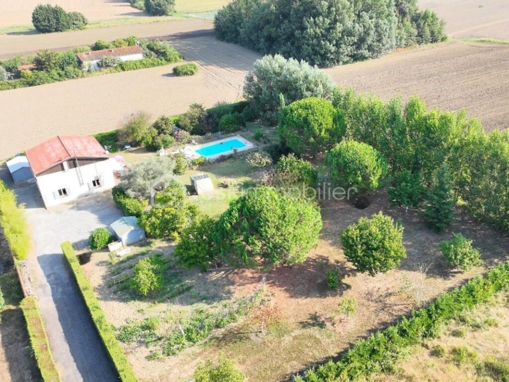 Maison 6 pièces avec piscine implantée sur une grande parcelle arborée – 6 pièces – 4 chambres – 180 m²