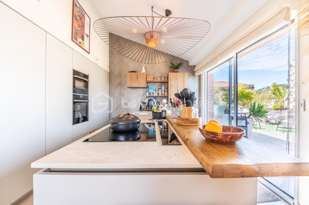DPT VAR (83) – APPARTEMENT MODERNE ET SPACIEUX – VUE MER ET COLLINE – 4 pièces – 3 chambres – 106 m²