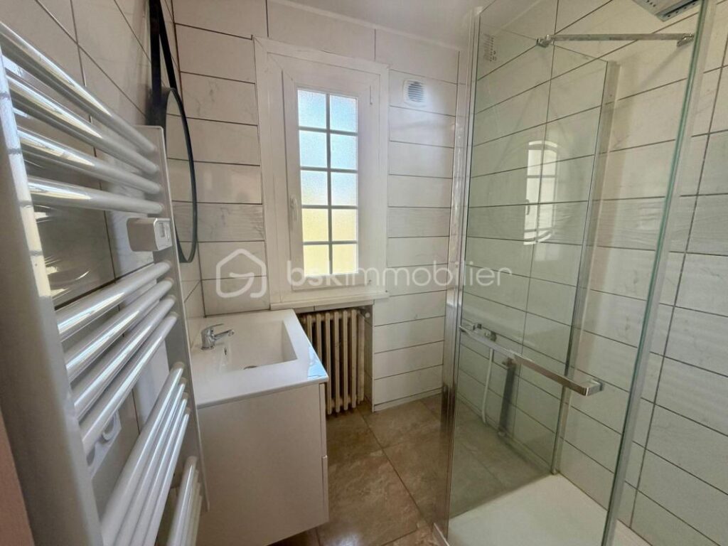 Maison 3 chambres – Vue dégagée sur la Côte Roannaise – Garage – Villerest (42) – 4 pièces – 3 chambres – 83 m²