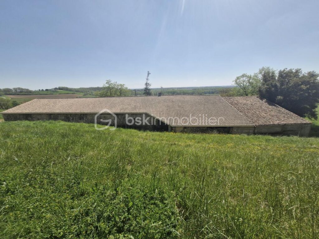 Belle maison en pierre à rénover de 150m2 avec deux dépendances de 100m2 et terrain de 47 hectares – 4 pièces – 2 chambres – 150 m²