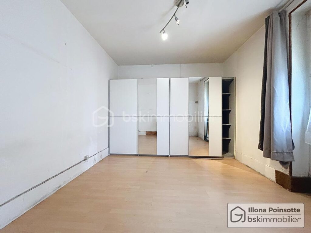 Maison avec dépendances et 1 hectare de terrain – 5 pièces – 4 chambres – 100 m²