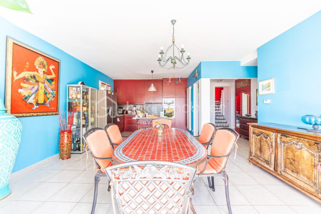 DPT VAR (83) – MAISON SPACIEUSE AVEC PISCINE et STUDIO – VUE MER – 8 pièces – 6 chambres – 172 m²