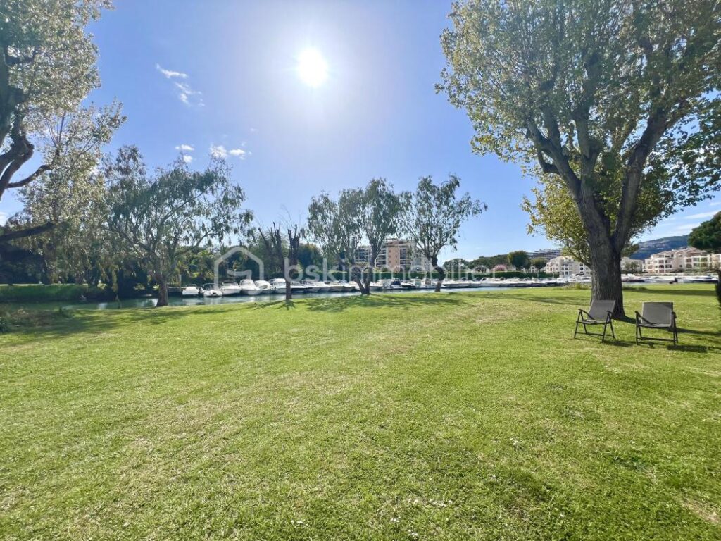 Mandelieu-la-Napoule – Studio 24,50 m² avec coin nuit – Résidence avec piscine – Proche plages – 1 pièce – NR chambres – 24 m²