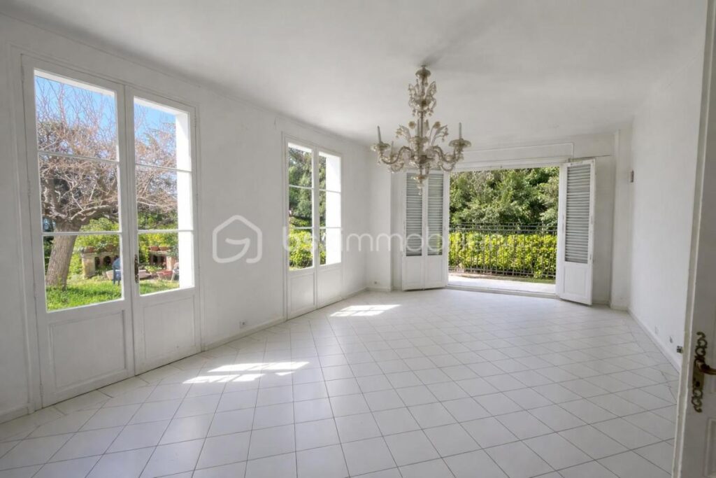 Centre de Saint-Raphaël – Élégante propriété de caractère des années 1930, vue mer sur un emplacement d’exception – 11 pièces – 5 chambres – 320 m²