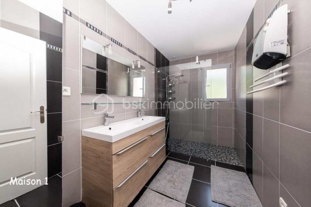 ENSEMBLE IMMOBILIER – 2 MAISONS FAMILIALES + 2 DÉPENDANCES AMÉNAGÉES – VUE PYRÉNÉES – TERRAIN 4500M² – 10 MN LOURDES – 16 pièces – 12 chambres – 410 m²