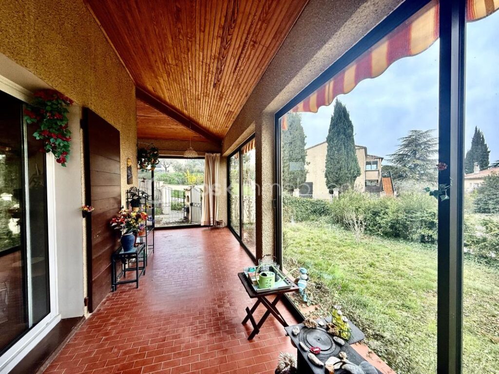 🏡À VENDRE VILLA DE 130 M2 + GRANDE VÉRANDA AVEC VUE PANORAMIQUE – GARAGE ET ABRIS DE JARDIN – FORT POTENTIEL SUR 1060 M2 DE TERRAIN – VALENSOLE – PRIX 305 000 € 🌿✨ – 5 pièces – 3 chambres – 130 m²