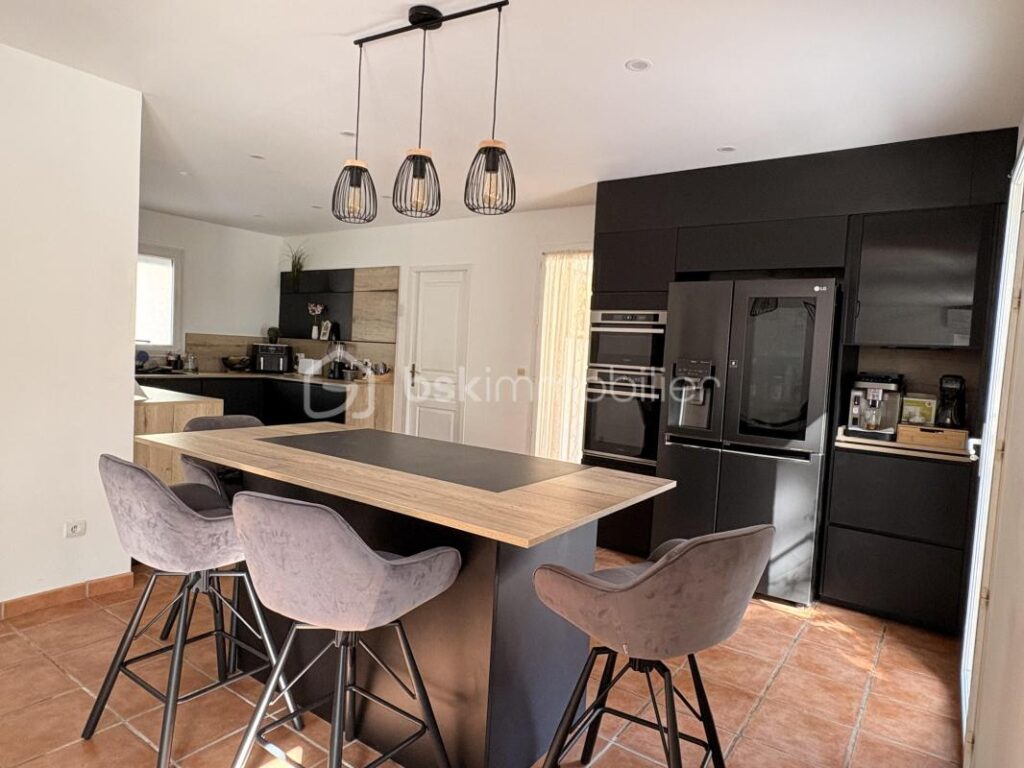 MAISON FAMILIALE 190 M2 – TARADEAU – 8 pièces – 5 chambres – 190 m²