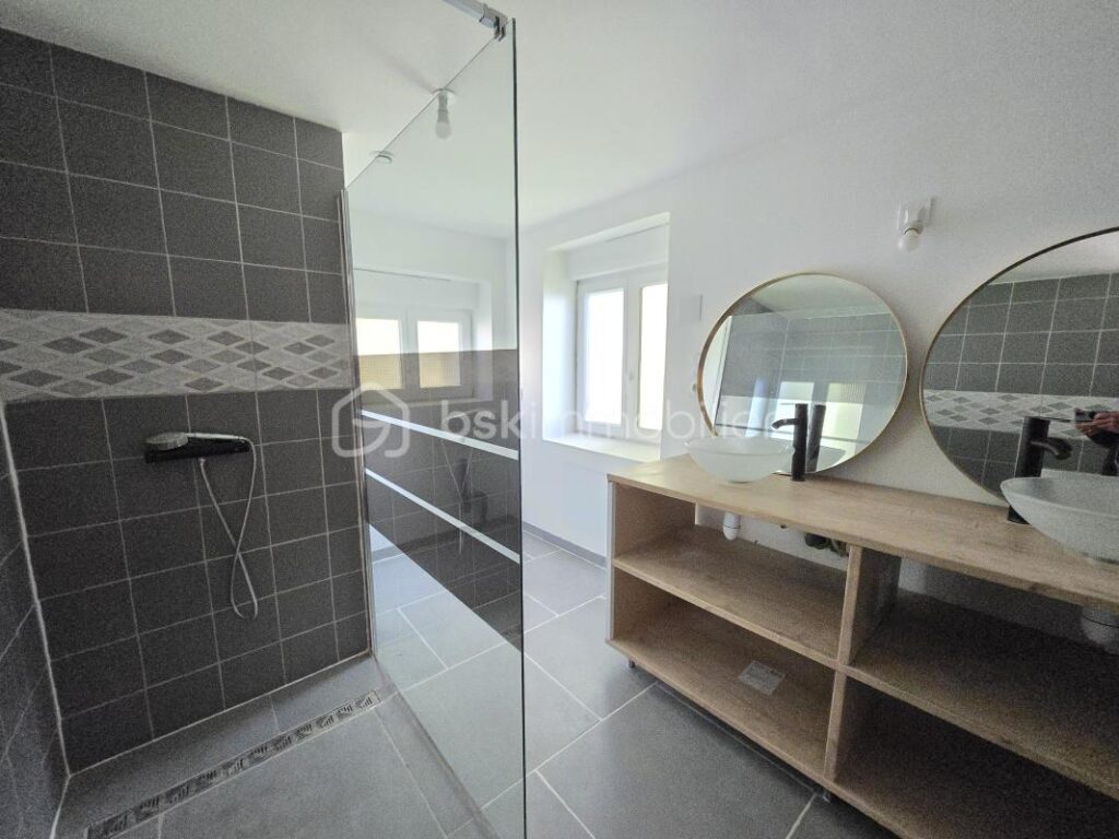 Magnifique Maison de village de 133m² à Saint Léger des Vignes – 6 pièces – 5 chambres – 133 m²