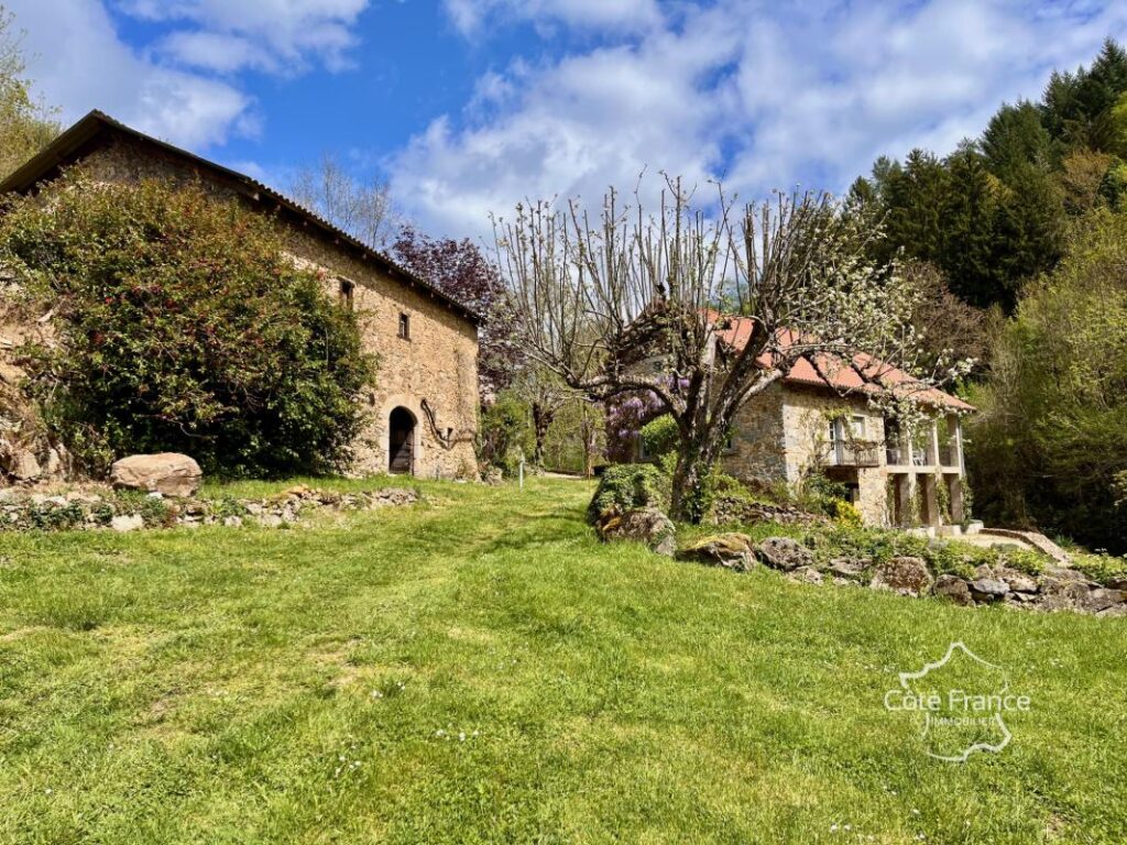 Ancien moulin renové avec grange et terrain à Boisset 15600 – 5 pièces – 4 chambres
