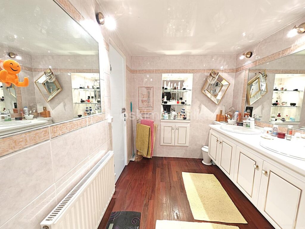 À 10 minutes de RAMBOUILLET, propriété de 220m²habitable sur terrain de 940m² avec une magnifique piscine de 5 M par 10 M – 4 pièces – 3 chambres – 171 m²